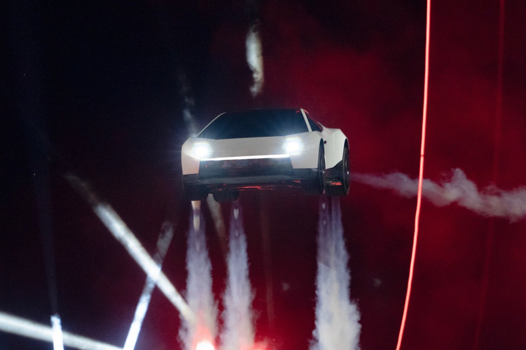 Илон Маск представил первую в мире летающую Tesla